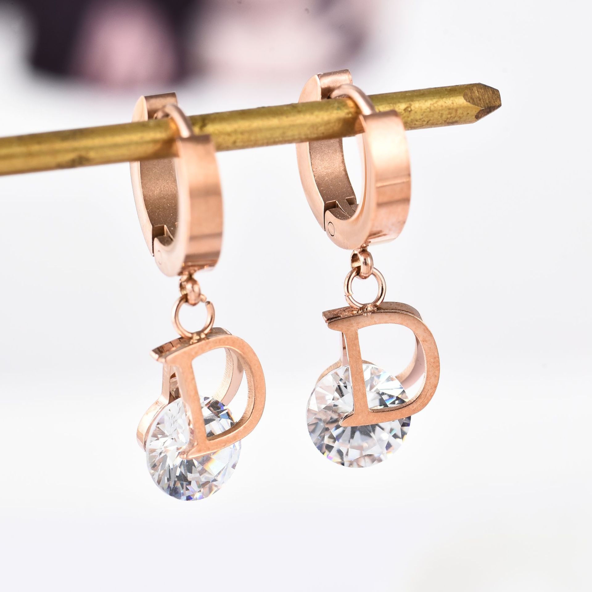 Vintage Fashion Jewelry Brands - الأقراط الفاخرة حرف D الكريستال للنساء